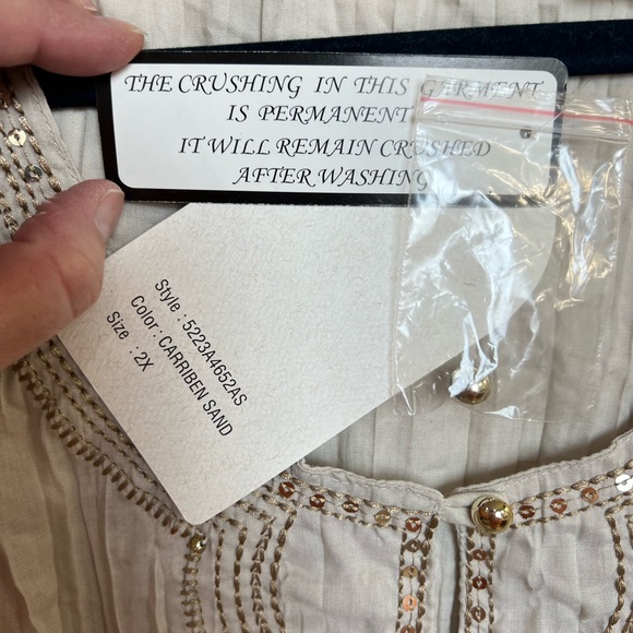 Plus size sleeveless blouse - Picture 2 of 5